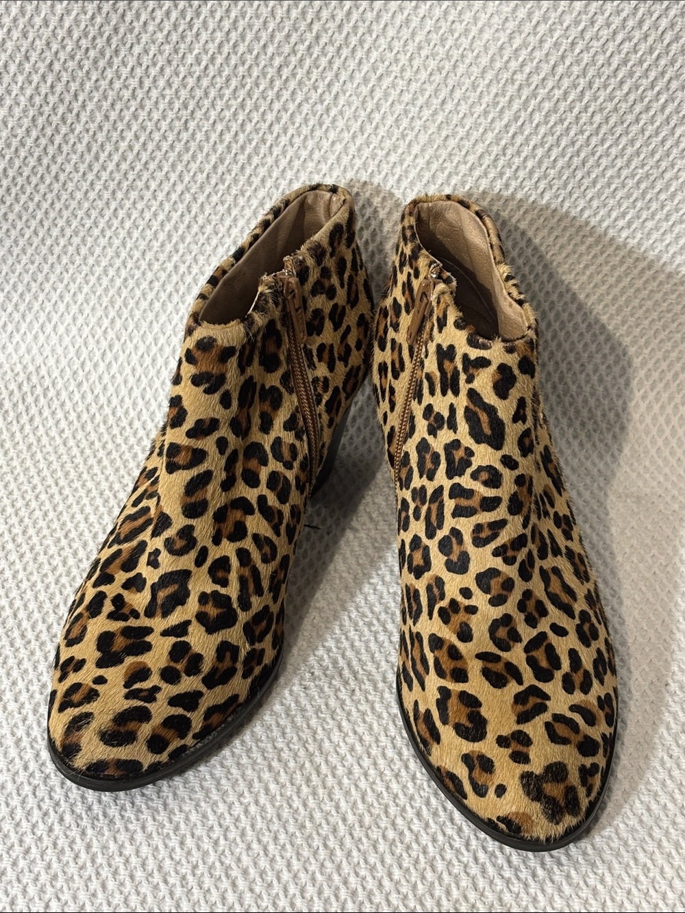 VIONIC Sz 7 Georgia Leopard Print Ankle Booties Pony Hair Stacked Heel
